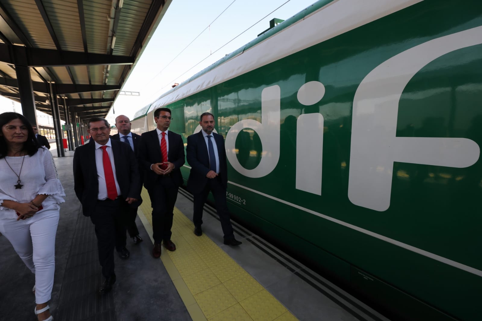 José Luis Ábalos ha visitado la nueva terminal acompañado de autoridades locales y regionales