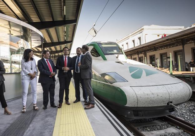 La subdelegada del Gobierno, el presidente de Diputación, el alcalde de Granada, el ministro Fomento y el consejero de Fomento, en la estación de Andaluces, ayer tras realizar el viaje en pruebas. 