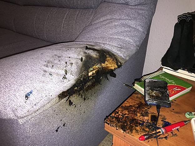 El estallido del móvil, a la derecha, quemó parte del sofá. 