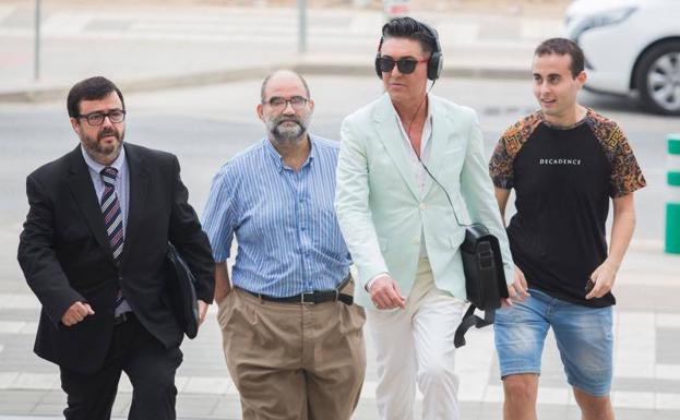 El humorista Ángel Garó (tercero por la izquierda) acudiendo al juzgado este miércoles-