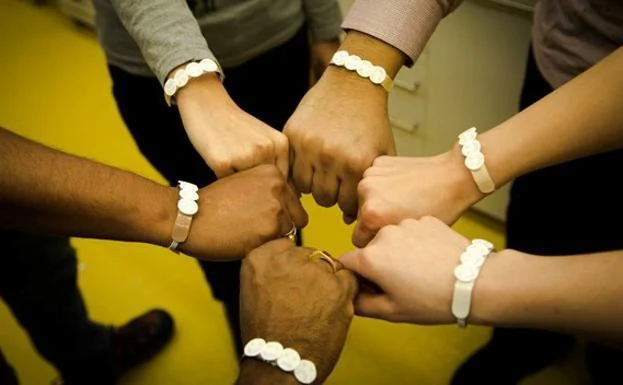 Científicos de la UGR participan en el diseño de una pulsera pionera que avisa del daño de la radiación solar