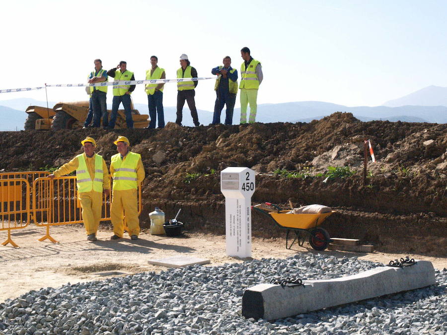 08/03/2004: En campaña electoral, Francisco Álvarez Cascos presidió el inicio de la obra del AVE, cuidado de no colocar ninguna traviesa. Era el comienzo de la construcción de un tramo de dos kilómetros de la línea Granada-Bobadilla.