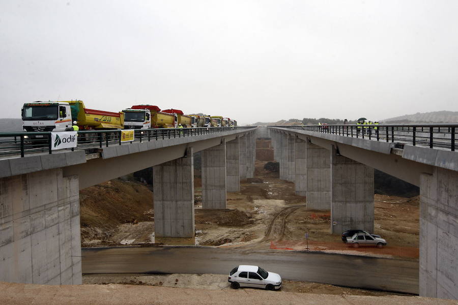 11/01/2011: Prueba de carga del viaducto del Arroyo de la Viñuela, en Loja, por donde circulará el AVE a Granada. 