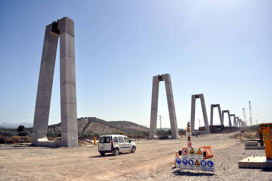 23/06/2011: Obras de construcción del viaducto de Archidona, de 3 kilómetros de longitud, correspondiente a las obras de la linea de alta velocidad Antequera-Granada. 