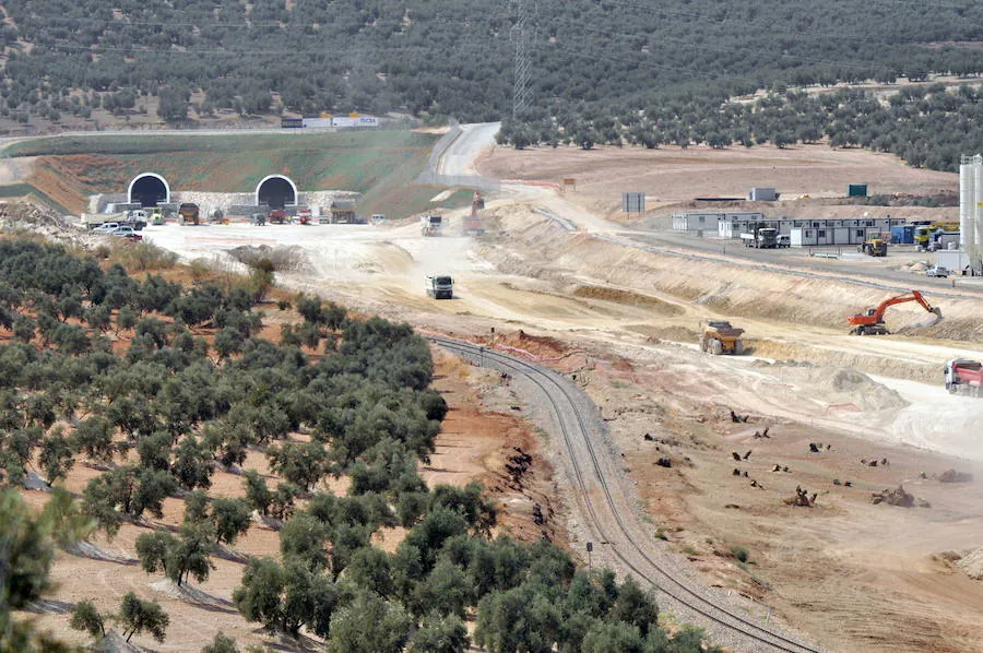 04/09/2012: Obras de construcción de la línea de alta velocidad Antequera y Granada a su paso por la localidad de Loja, en el tramo entre Quejigares y Venta del Rayo. 