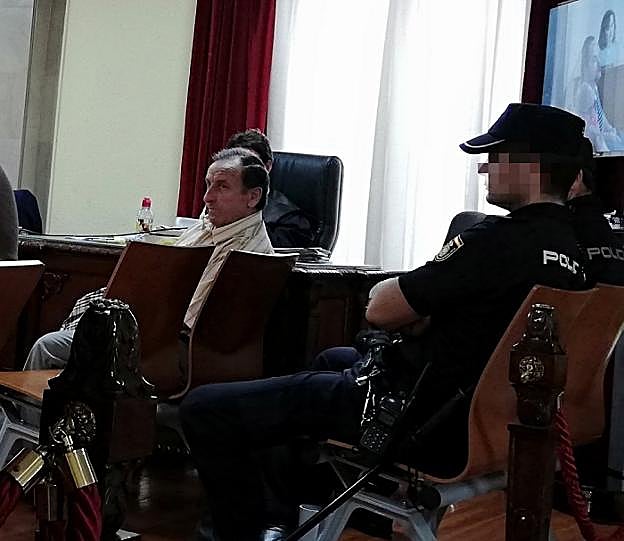 Alfonso A.T. sentando en el banquillo de los acusados ayer en la Audiencia. 