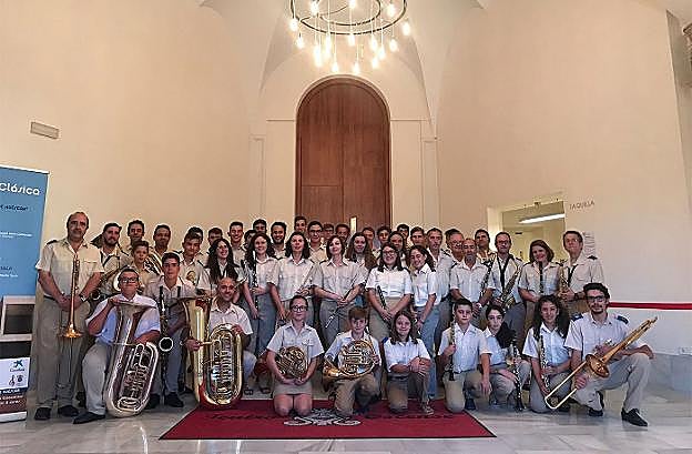 Integrantes de la Banda Municipal de Música de Huéscar en la entrada del teatro oscense. 