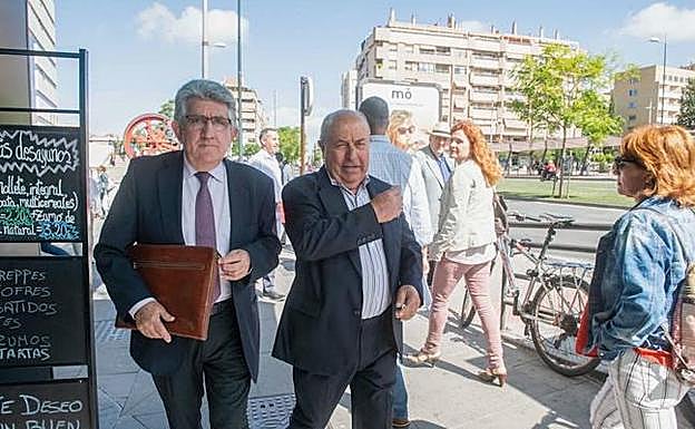 El exalcalde José Torres Hurtado a su llegada a los juzgados para declarar por el Caso Serrallo 