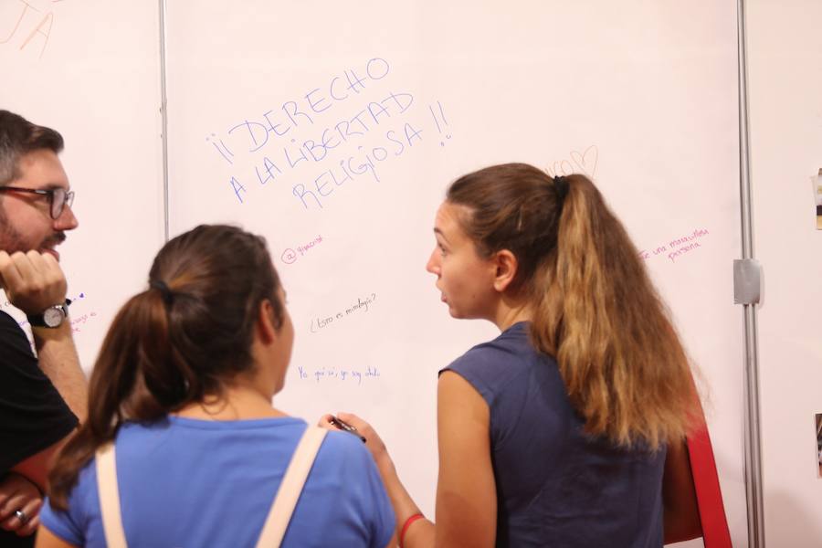 Se pueden visitar en los Pasillos Universitarios de Fuentenueva de 10:30 a 14:00 y de 17:00 a 20:30h y cuentan con actividades, sorteos y regalos