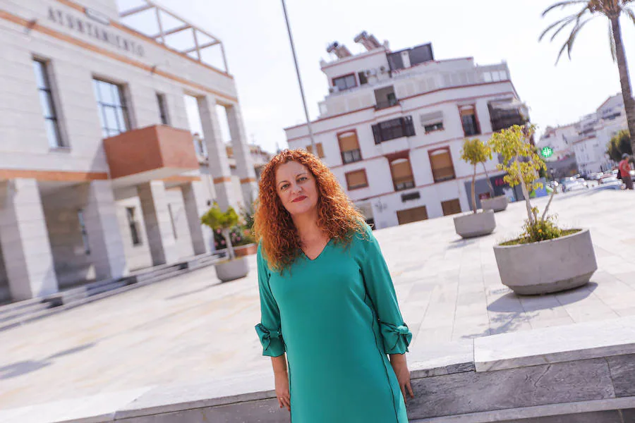 La alcaldesa de Salobreña en la plaza del Ayuntamiento. 