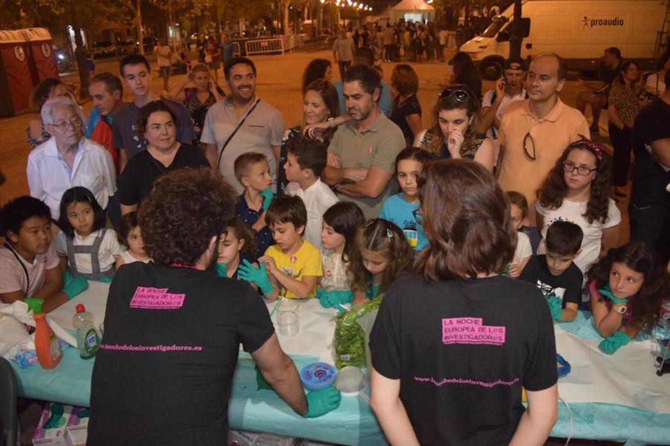 Centenares de niños participan en experimentos al aire libre por la Noche Europea de los Investigadores