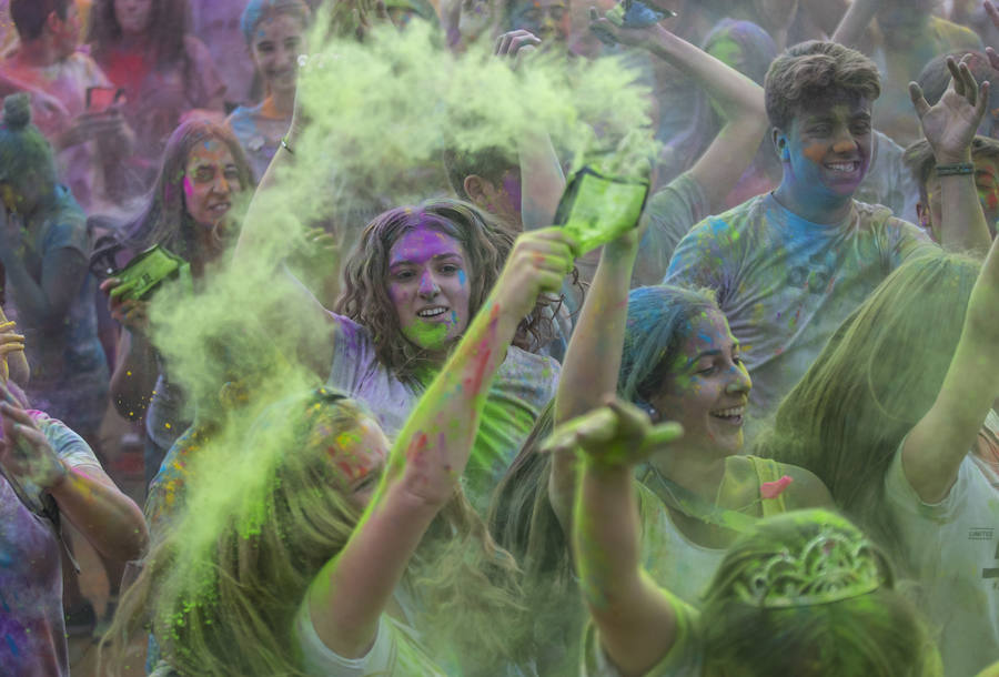 Decenas de vecinos se han acercado al lugar para disfrutar del evento
