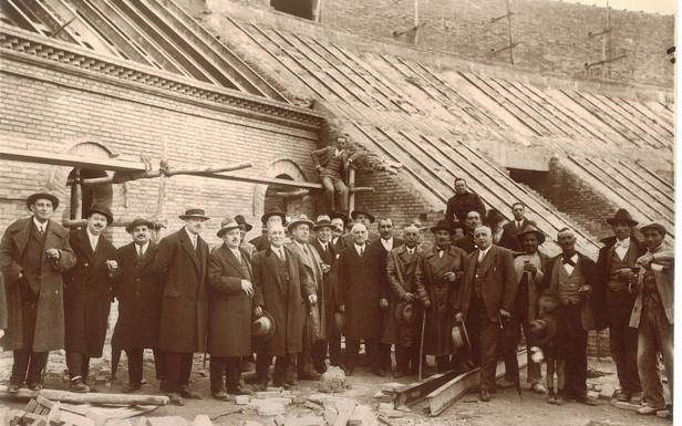 Miembros del Consejo de Administración junto al Marqués de Dilar en la plaza de toros de Granada en obras. Aparecen, entre otros, en el centro el Marqués de Dilar con Lagartijillo a la izquierda. El segundo a la izquierda es el periodista Narciso de la Fuente 'El Bachiller Cantaclaro' 