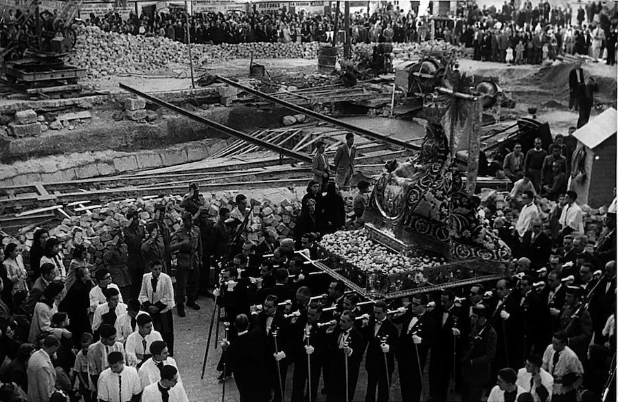 Procesión de la Virgen de las Angustias a su paso por el Embovedado en obras. Año 1939 