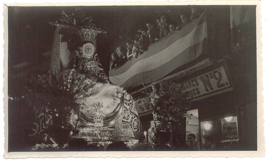 Desfile procesional de la patrona en 1947