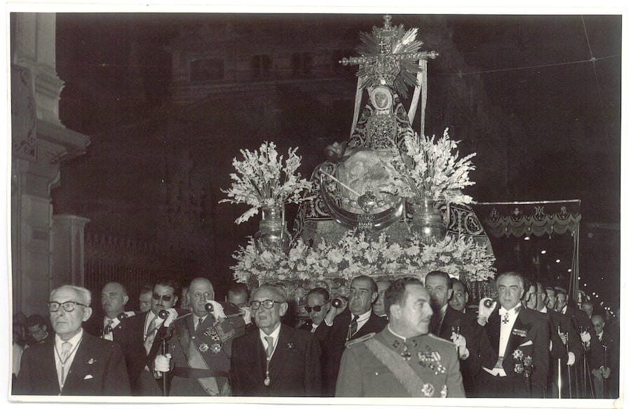 El alcalde Manuel Sola portando el trono de la VIrgen. 1961