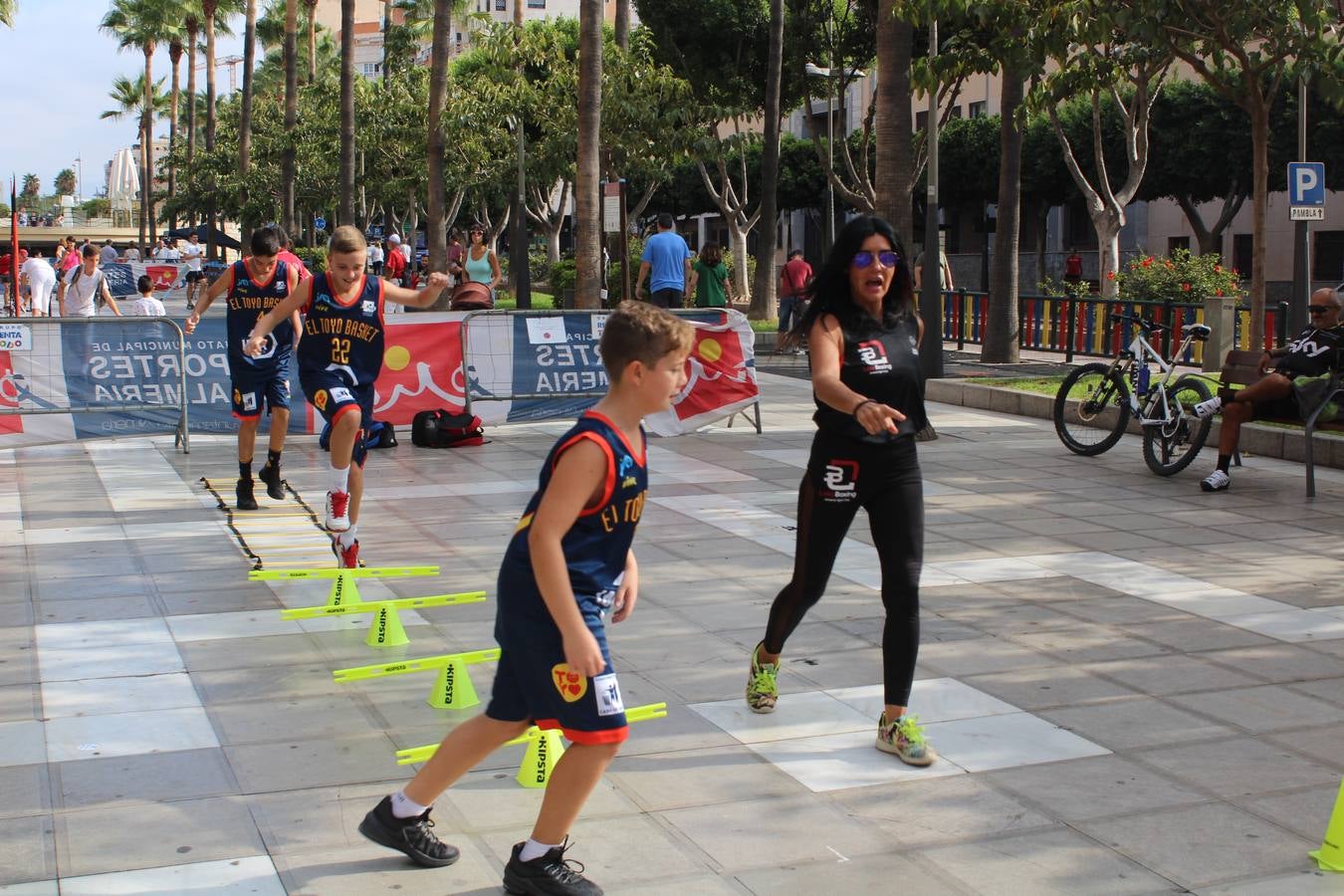 Miles de almerienses participan en la actividad 'Mueve la calle: actívate' que ha permitido practicar 24 disciplinas deportivas durante cuatro horas