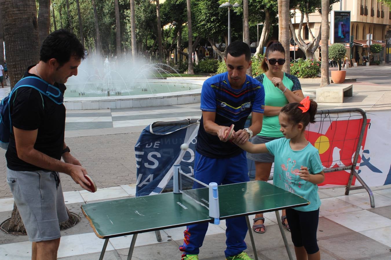 Miles de almerienses participan en la actividad 'Mueve la calle: actívate' que ha permitido practicar 24 disciplinas deportivas durante cuatro horas