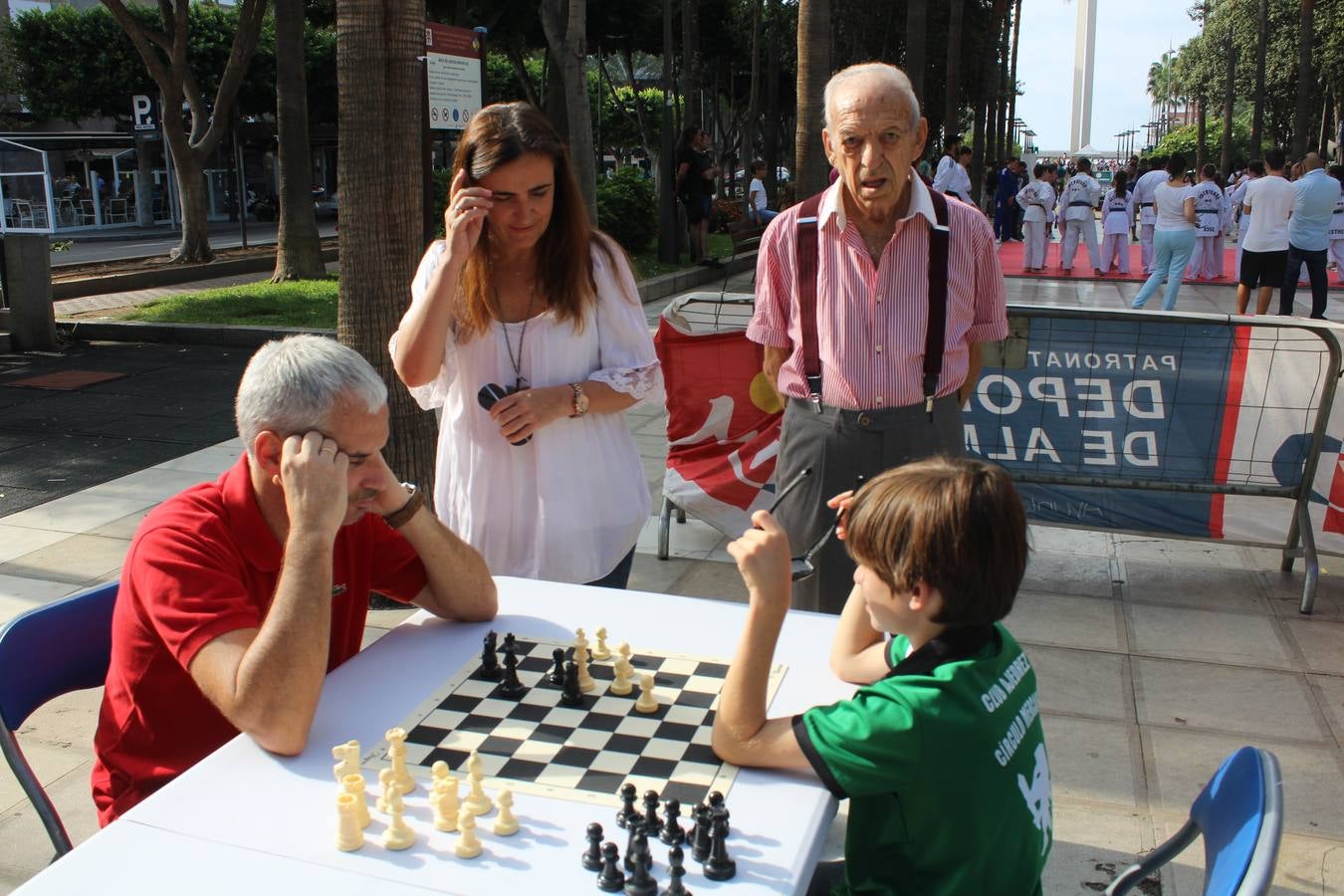 Miles de almerienses participan en la actividad 'Mueve la calle: actívate' que ha permitido practicar 24 disciplinas deportivas durante cuatro horas