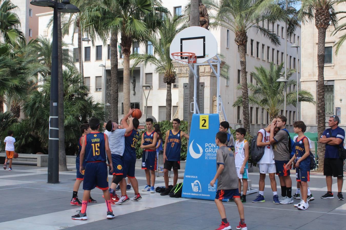 Miles de almerienses participan en la actividad 'Mueve la calle: actívate' que ha permitido practicar 24 disciplinas deportivas durante cuatro horas