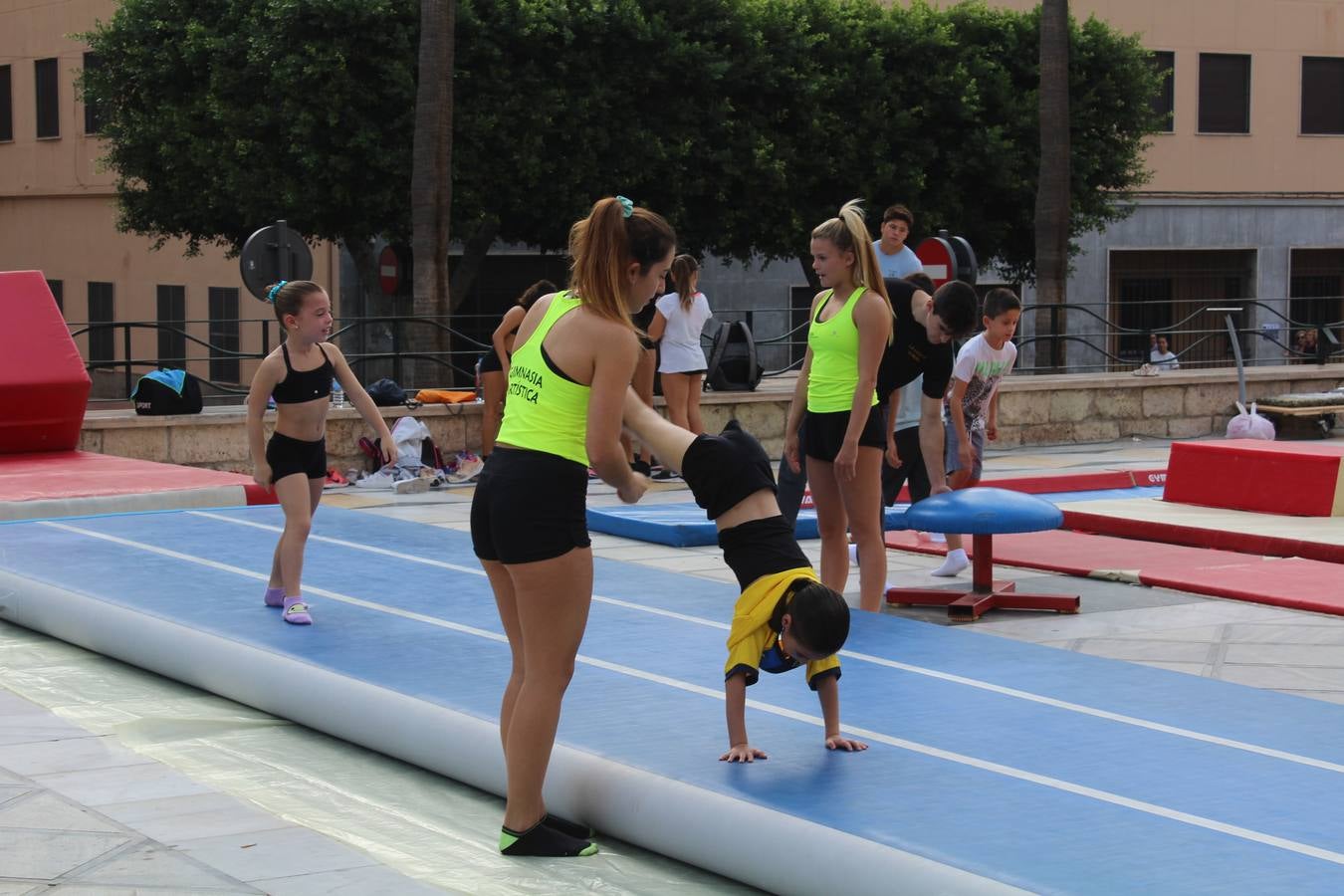 Miles de almerienses participan en la actividad 'Mueve la calle: actívate' que ha permitido practicar 24 disciplinas deportivas durante cuatro horas