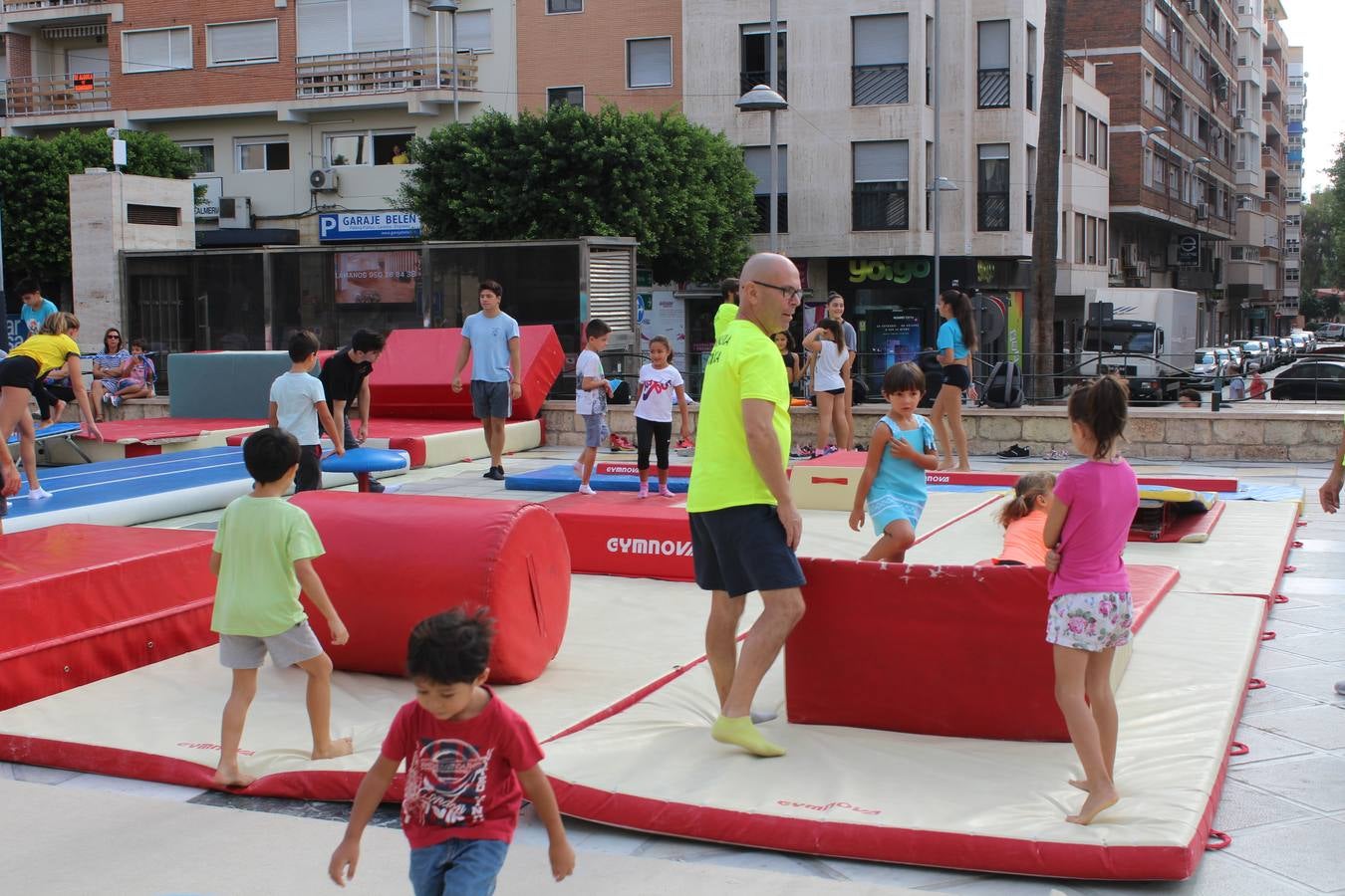 Miles de almerienses participan en la actividad 'Mueve la calle: actívate' que ha permitido practicar 24 disciplinas deportivas durante cuatro horas