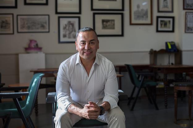 Mario Flores visitó ayer Granada, donde participó en un acto en el Centro Artístico.