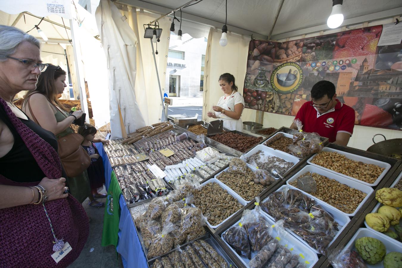 Cientos de granadinos y turistas se han aproximado este fin de semana a los distintos puestos de frutas y dulces otoñales que se han dispuesto en la capital