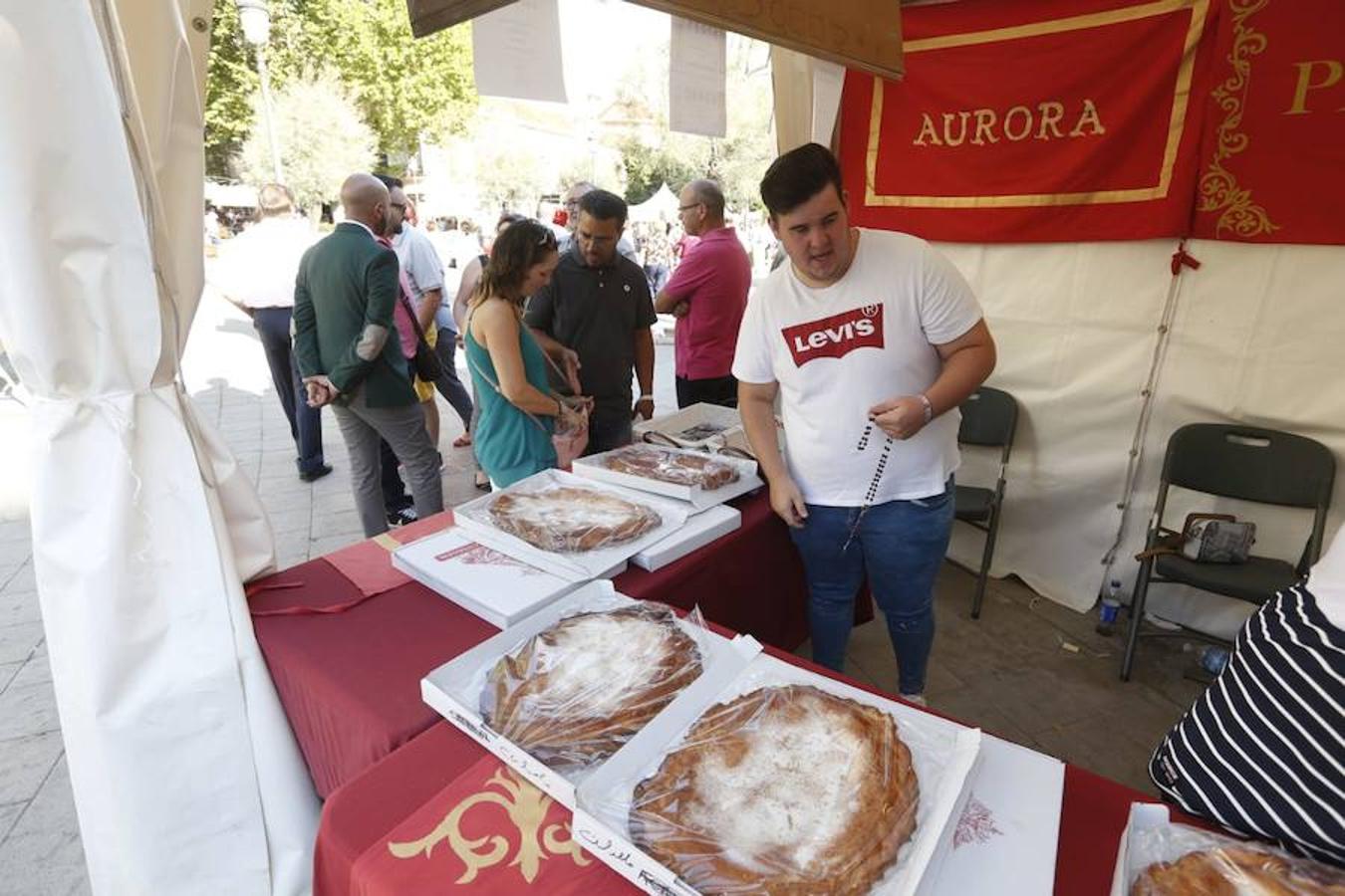 Cientos de granadinos y turistas se han aproximado este fin de semana a los distintos puestos de frutas y dulces otoñales que se han dispuesto en la capital