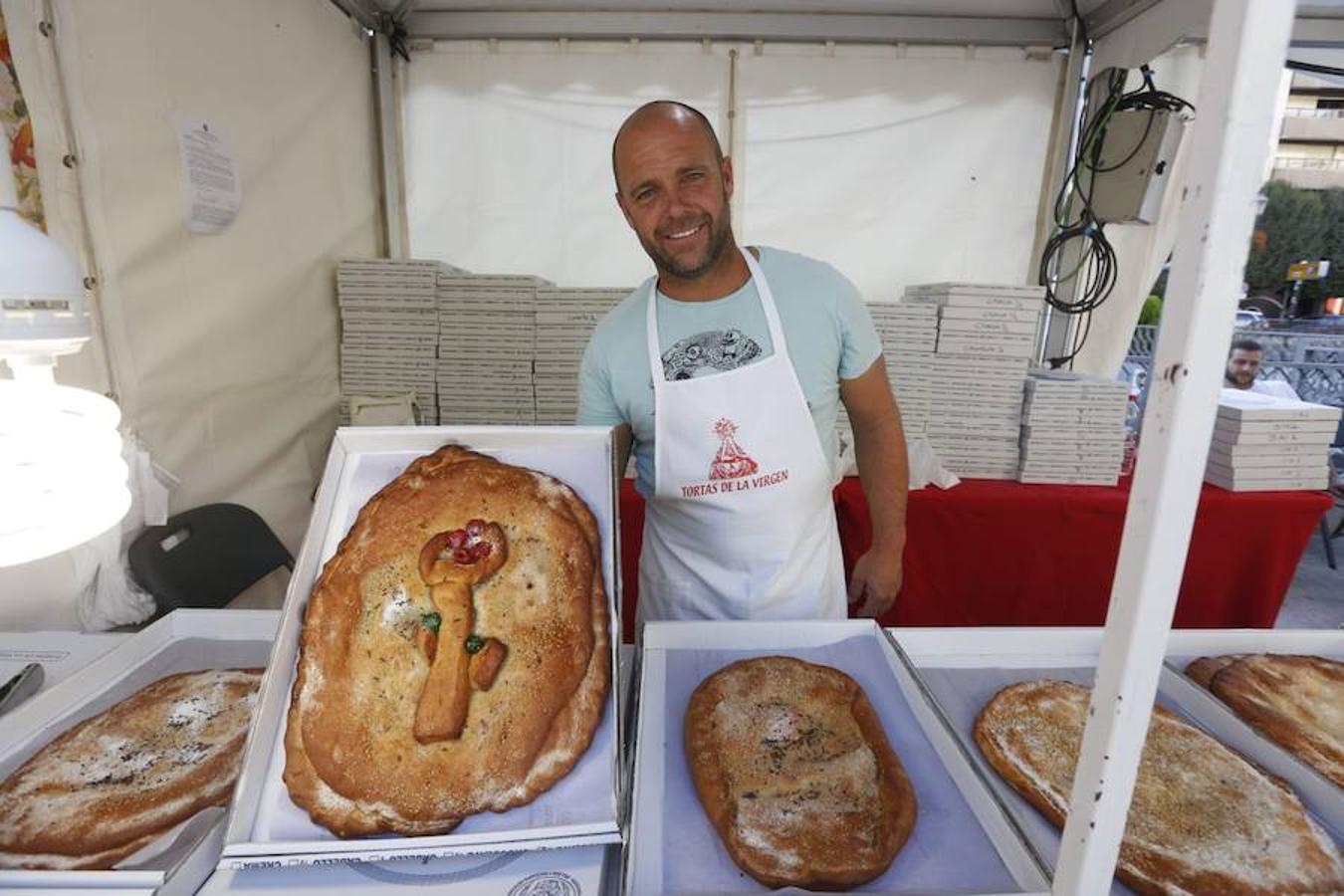 Cientos de granadinos y turistas se han aproximado este fin de semana a los distintos puestos de frutas y dulces otoñales que se han dispuesto en la capital