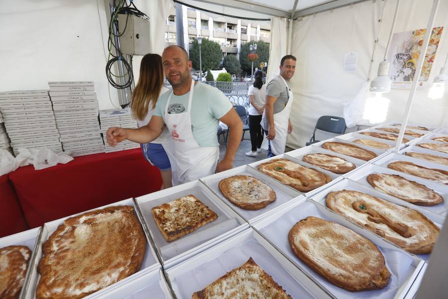 Cientos de granadinos y turistas se han aproximado este fin de semana a los distintos puestos de frutas y dulces otoñales que se han dispuesto en la capital