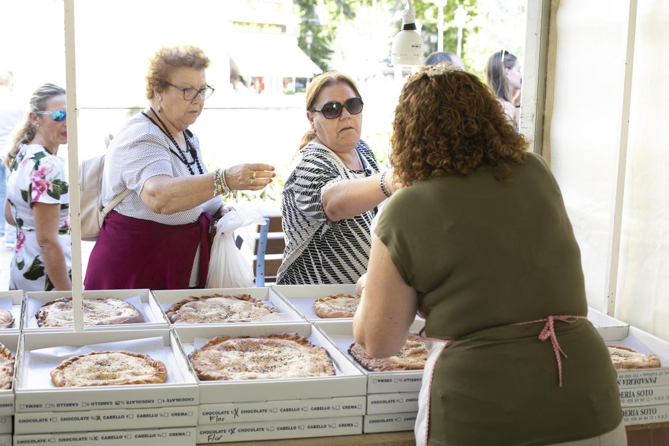 Cientos de granadinos y turistas se han aproximado este fin de semana a los distintos puestos de frutas y dulces otoñales que se han dispuesto en la capital