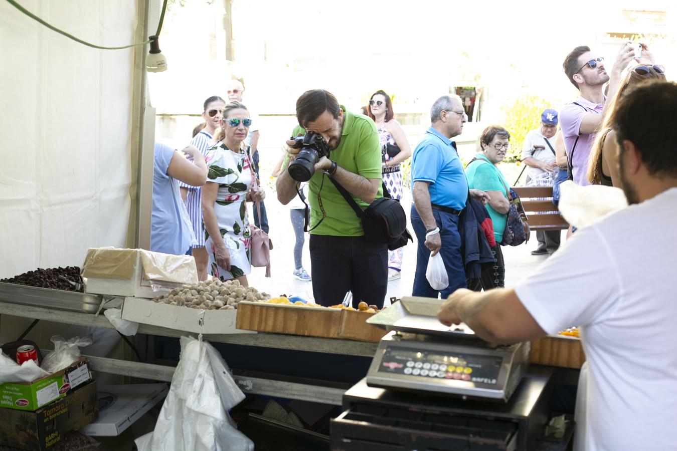 Cientos de granadinos y turistas se han aproximado este fin de semana a los distintos puestos de frutas y dulces otoñales que se han dispuesto en la capital