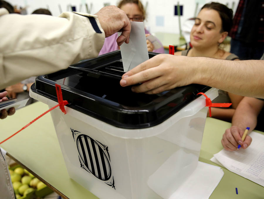 8:00. Apertura de los colegios electorales. Comienza la votación.