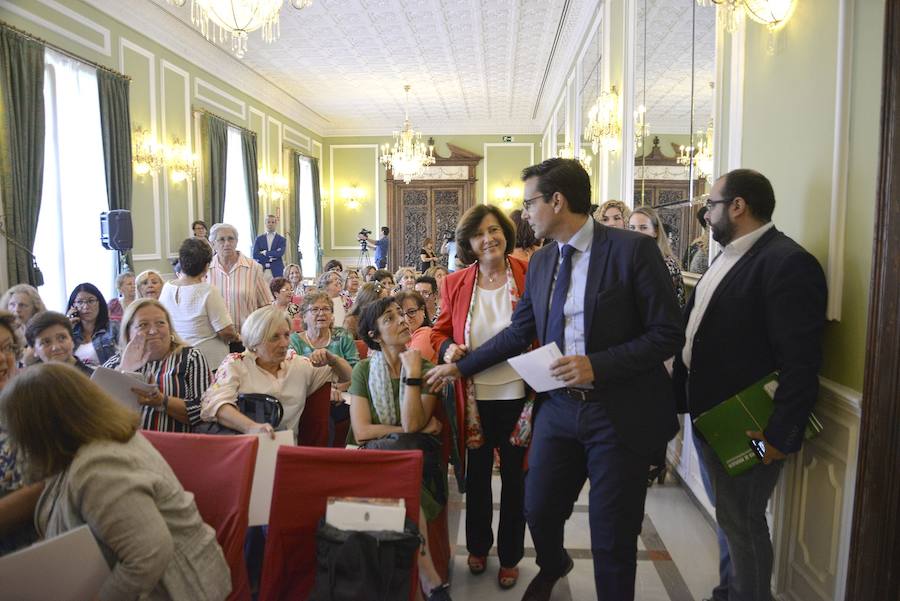 El alcalde de Granada, Paco Cuenca, y la consejera de Igualdad y Políticas Sociales de la Junta de Andalucía, María José Sánchez Rubio han asistido al acto 