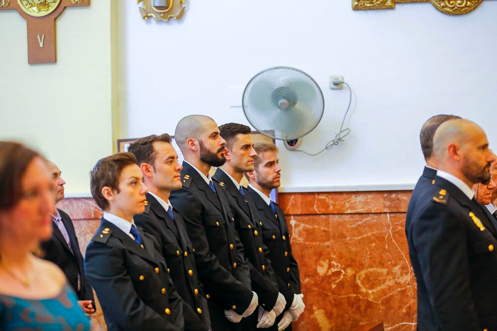 En el Real Club Náutico de Motril, se han impuesto condecoraciones y distinciones a funcionarios destacados en el ejercicio de sus funciones y a motrileños que han colaborado con la Policía