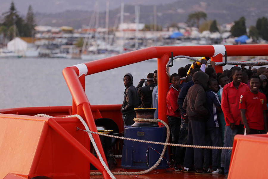 Las 248 personas de origen subsahariano, entre ellas 56 mujeres y al menos 12 menores, que han sido rescatados por efectivos de Salvamento Marítimo en las cercanías de la isla de Alborán han llegado en buenas condiciones de salud al puerto de Motril