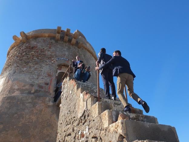 El alcalde de Almería y el edil de Vivienda y Desarrollo Urbano suben las escaleras del torreón.