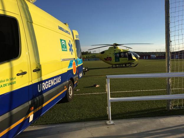 Ambulancia y helicóptero en el campo de fútbol de Rus.