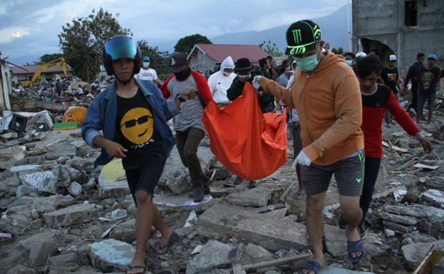 Los equipos de rescate sacan el cadáver de Shallom Cinara Elmira, una niña de ocho años que pereció en el tsunami de Palu.