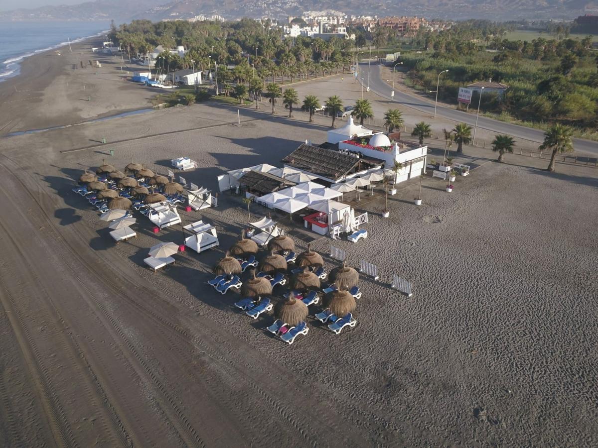 La excavadora trabaja ya en el derribo del emblemático chiringuito Hoyo 19, situado en la Punta del Santo, entre Poniente y Playa Granada, y que constituye un lugar de referencia en la playa motrileña. Su propietario, Jose Lemos, cuenta que al renovar la concesión del establecimiento se tirará entero para levantarlo nuevo otra vez, un poco más pegado al paseo, unos metros casi inapreciables. El Hoyo 19 cumplirá 19 años en 2019. El chiringuito celebrará su cumpleaños de estreno, ya que las intenciones son terminar la obra para la primavera del año que viene, a principios de marzo ( Más información aquí )