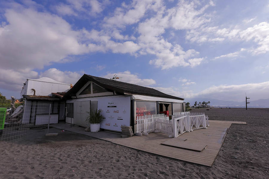 La excavadora trabaja ya en el derribo del emblemático chiringuito Hoyo 19, situado en la Punta del Santo, entre Poniente y Playa Granada, y que constituye un lugar de referencia en la playa motrileña. Su propietario, Jose Lemos, cuenta que al renovar la concesión del establecimiento se tirará entero para levantarlo nuevo otra vez, un poco más pegado al paseo, unos metros casi inapreciables. El Hoyo 19 cumplirá 19 años en 2019. El chiringuito celebrará su cumpleaños de estreno, ya que las intenciones son terminar la obra para la primavera del año que viene, a principios de marzo ( Más información aquí )