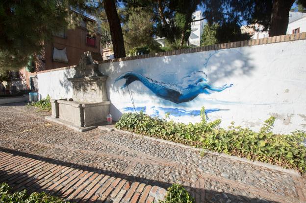 El grafiti de la sirena está pintado junto al Pilar de la Cuesta de la Escoriaza.