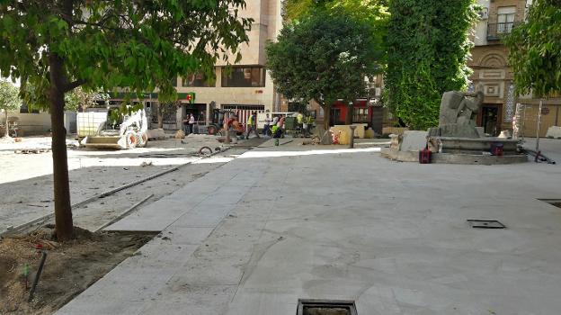 Estado de las obras de remodelación de la plaza Deán Mazas, ayer al mediodía.