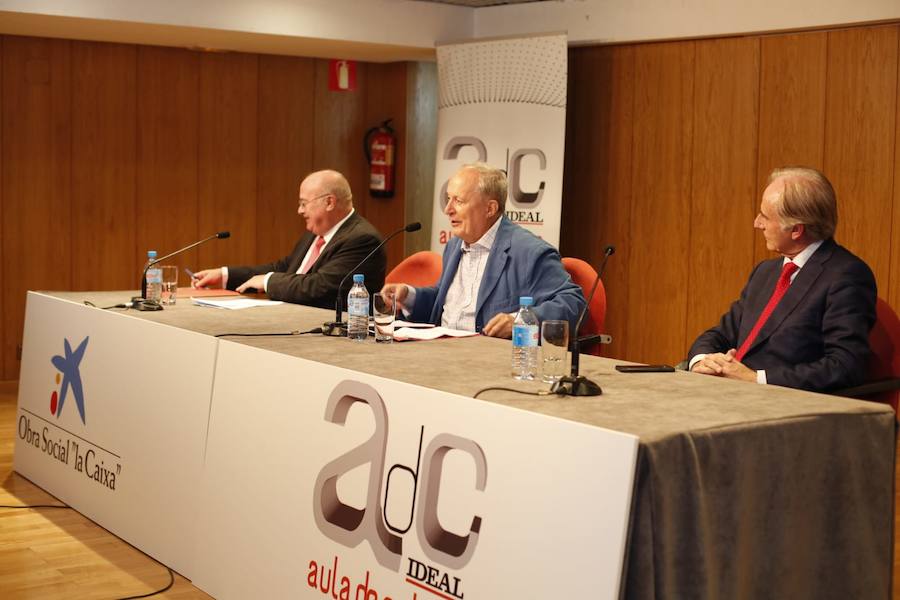 El historiador abarrotó el salón de actos de la ONCE en la apertura de un nuevo curso en el Aula de Cultura de IDEAL