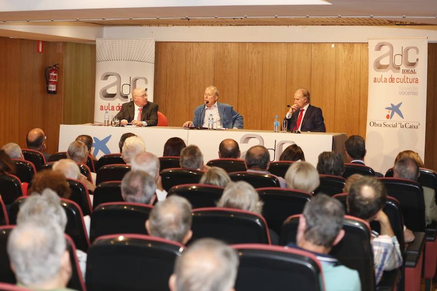 El historiador abarrotó el salón de actos de la ONCE en la apertura de un nuevo curso en el Aula de Cultura de IDEAL