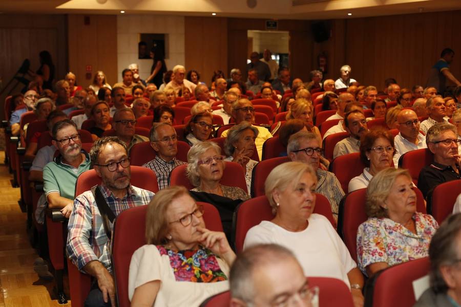 El historiador abarrotó el salón de actos de la ONCE en la apertura de un nuevo curso en el Aula de Cultura de IDEAL