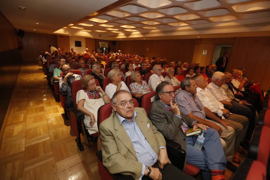 El historiador abarrotó el salón de actos de la ONCE en la apertura de un nuevo curso en el Aula de Cultura de IDEAL