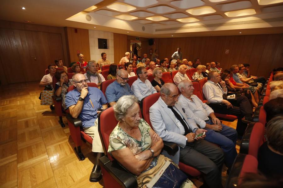 El historiador abarrotó el salón de actos de la ONCE en la apertura de un nuevo curso en el Aula de Cultura de IDEAL