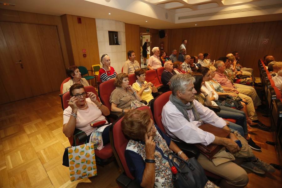El historiador abarrotó el salón de actos de la ONCE en la apertura de un nuevo curso en el Aula de Cultura de IDEAL